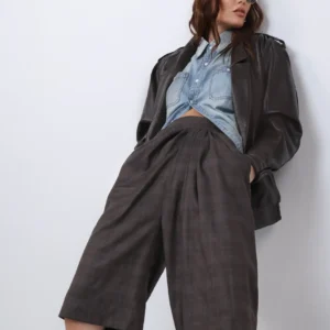 Wool mid- waist Bermuda shorts